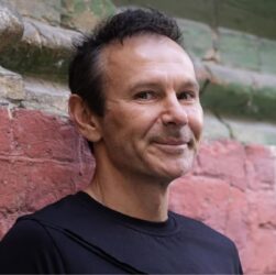 Новини культури - Компанію Вакарчука та стендап-шоу визнали критично важливими