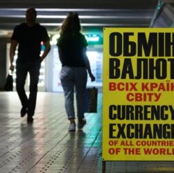 Новини бізнесу - Курси долара і євро знизились в обмінниках