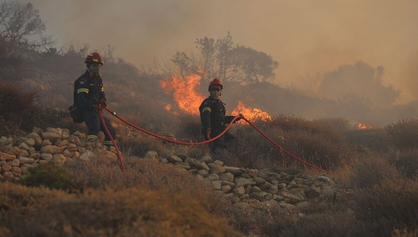 Новини світу - Масштабна лісова пожежа у Греції змусила евакуювати кілька сіл