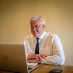 Новини України - МЗС запустило цифровий нотаріат для українців за кордоном