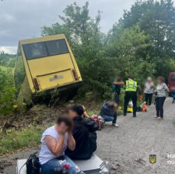 Новини України - На Вінниччині автобус з пасажирами злетів у кювет
