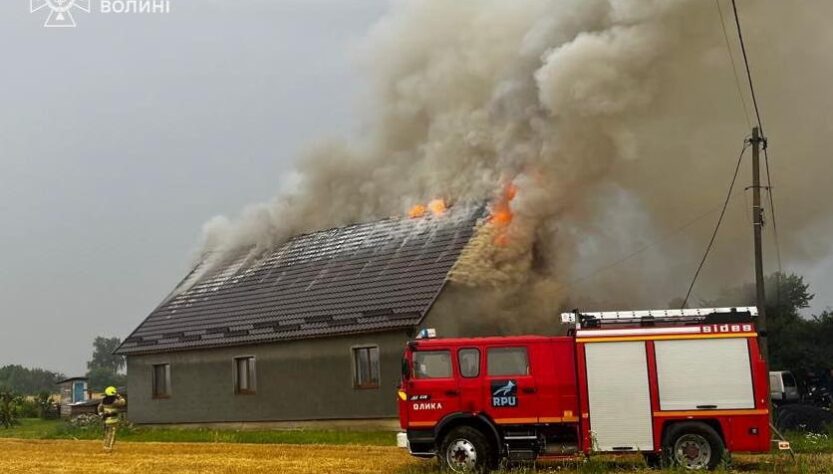 Новини України - На Волині через удар блискавки горів будинок