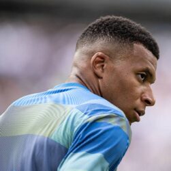 Новини спорту - Неприємний момент: Мбаппе випадково травмував працівника стадіону