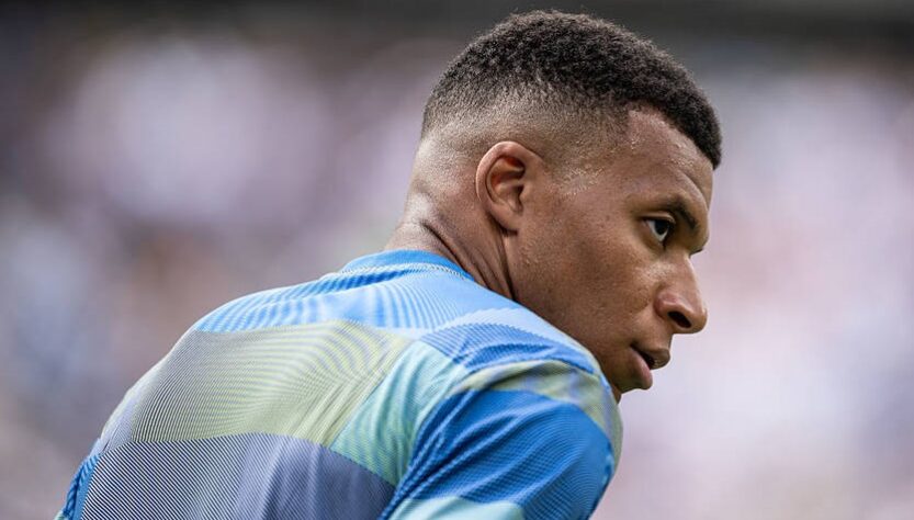 Новини спорту - Неприємний момент: Мбаппе випадково травмував працівника стадіону