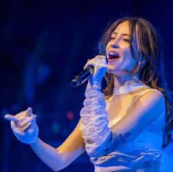 Новини спорту - Перед реваншем Усик-Дюбуа прозвучав гімн України у виконанні Дорофєєвої