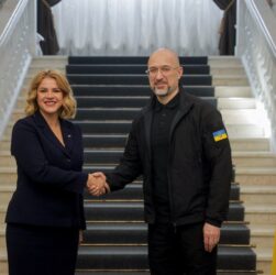 Новини України - Перша партія БТР уже прибула в Україну - прем’єр Латвії