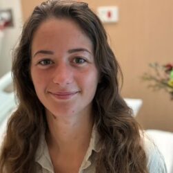 Новини світу - Пила з калужі. Дівчина з Німеччини вижила серед дикої природи Австралії