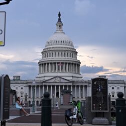 Новини світу - Поблизу Конгресу США затримали чоловіка з луком і стрілами