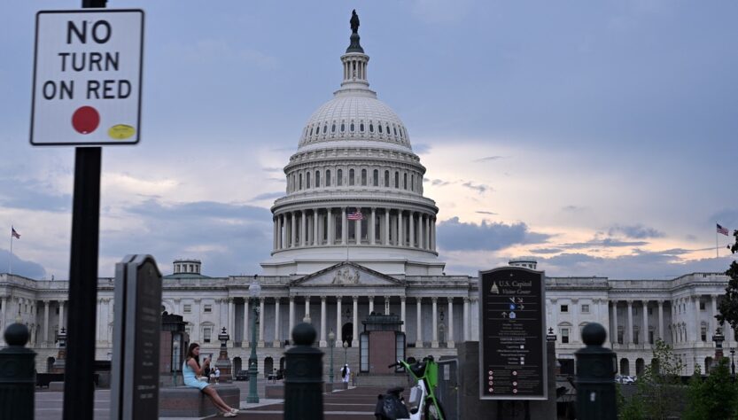 Новини світу - Поблизу Конгресу США затримали чоловіка з луком і стрілами