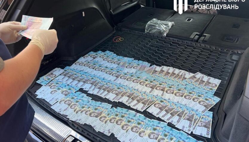 Новини України - Посадовця податкової на Хмельниччині зловили на хабарі