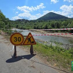 Новини України - Повінь частково зруйнувала дамбу на Буковині