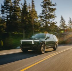 Авто новини - Rivian представила електрокари з чотирма двигунами