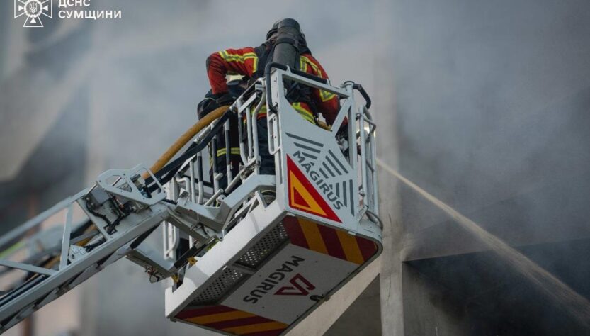 Новини України - Росіяни атакували адміністративну будівлю в Сумах