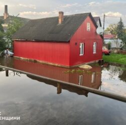 Новини України - Рятувальники ліквідують наслідки негоди в п'яти областях