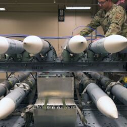 Новини світу - США знову зупинили допомогу Україні: що далі