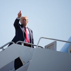 Новини світу - Трамп говоритиме з ЄК про війну в Україні - ЗМІ