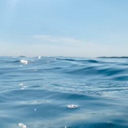 Новини України - Трьох підлітків на матраці віднесло в море в Одесі