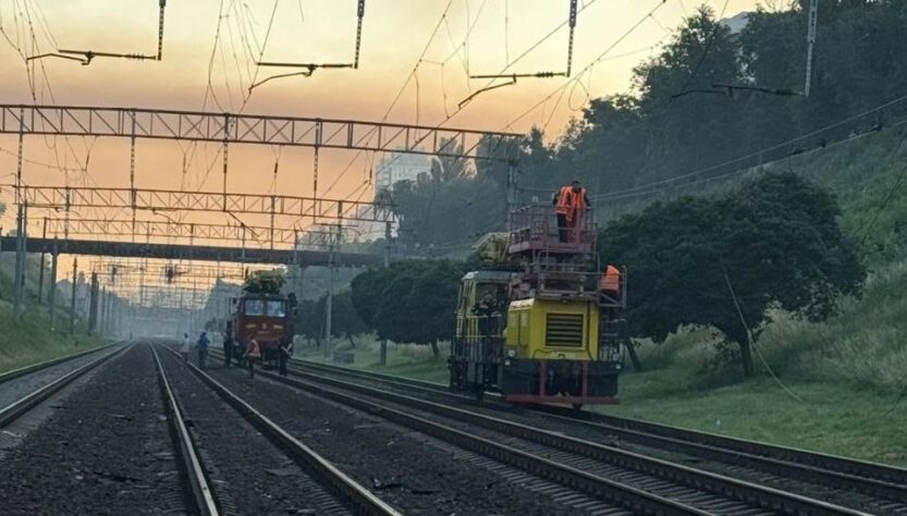 Новини Києва - У Києві через нічну атаку пошкоджено залізницю: потяги затримуються
