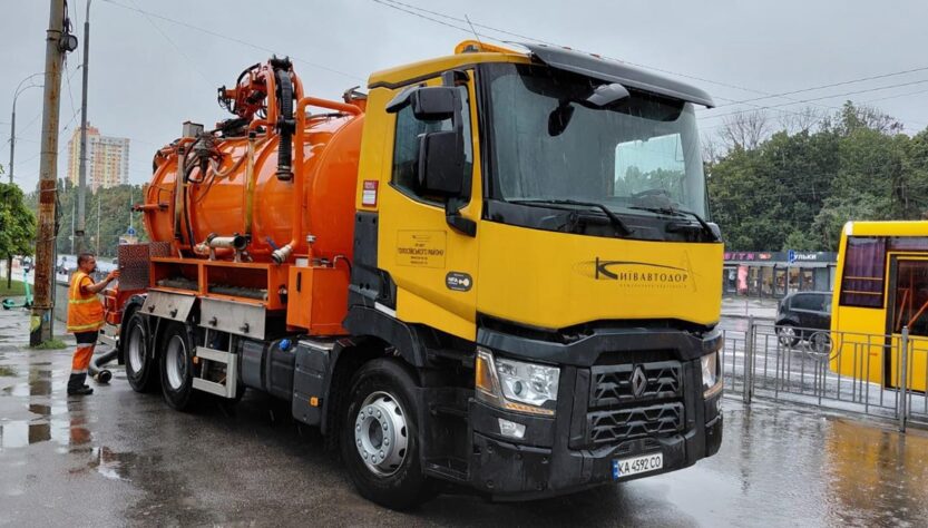 Новини Києва - У Києві через залпові зливи затопило вулиці