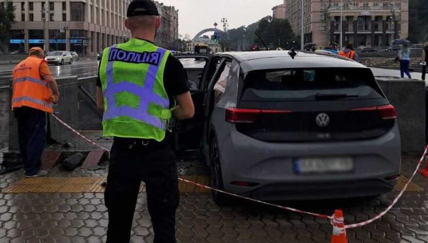 Новини Києва - У Києві електромобіль влетів у підземний перехід, водія госпіталізовано