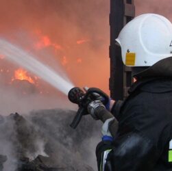 Новини Києва - У Києві після удару БПЛА горить дах будівлі