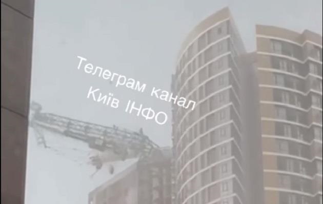 Новини Києва - У Києві впав будівельний кран через негоду