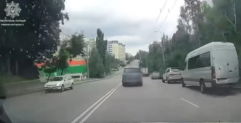 Новини України - У Рівному п'яний водій врізався в магазин, тікаючи від патрульних