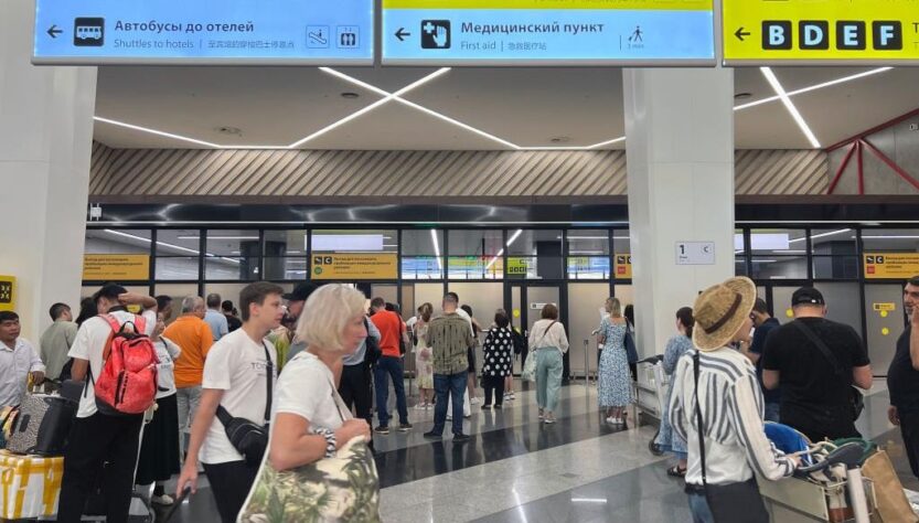 Новини світу - В аеропортах Москви триває колапс через дрони: пасажирам видають килимки