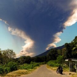Новини світу - В Індонезії триває виверження потужного вулкану Левотобі