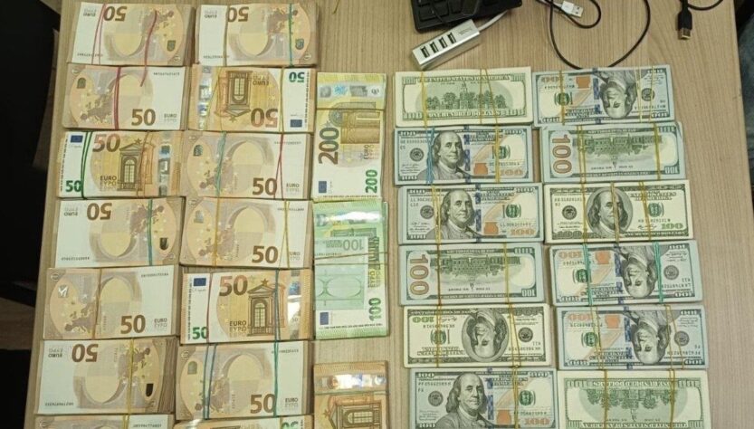 Новини України - В українця вилучили велику суму валюти на кордоні