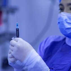 Новини світу - Вчені підрахували, скільки життів врятували вакцини проти COVID-19