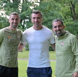 Новини спорту - Відомий футболіст відвідав тренування Шахтаря