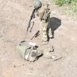 Новини України - З'явилось відео, як військовий РФ убив пораненого