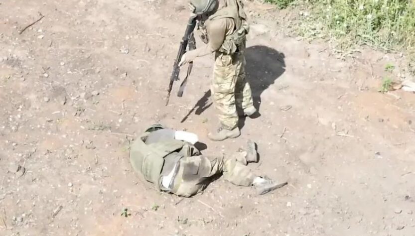 Новини України - З'явилось відео, як військовий РФ убив пораненого