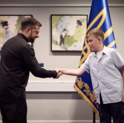 Новини України - Зеленський нагородив 11-річного данського волонтера