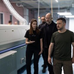 Новини України - Зеленський побував на підприємстві, яке робить зброю "розумною"