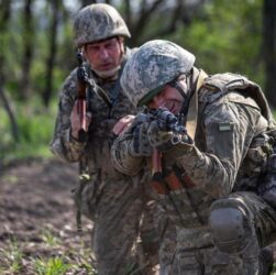 Новини України - Зеленський схвалив військові контракти 60+