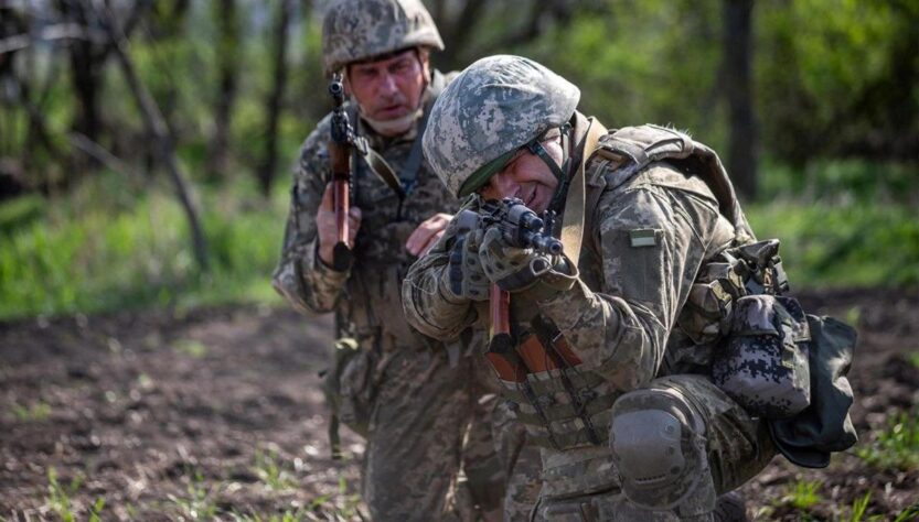 Новини України - Зеленський схвалив військові контракти 60+