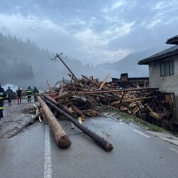 Новини світу - Зливи спричинили повінь у Румунії, є загиблий