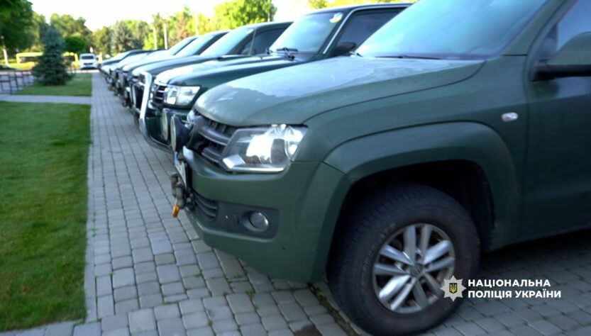 Естонські правоохоронці передали поліції України 16 авто для евакуації цивільних