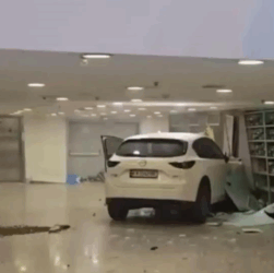 Новини Києва - Автомобіль влетів у ТРЦ Ocean Plaza в Києві