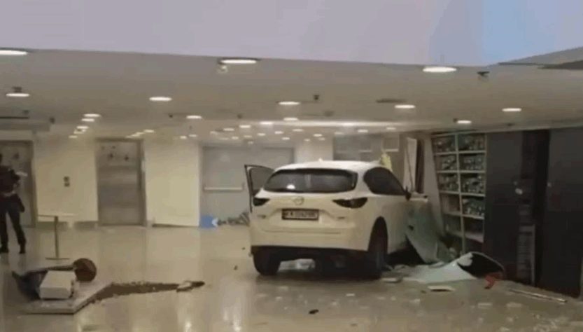 Новини Києва - Автомобіль влетів у ТРЦ Ocean Plaza в Києві