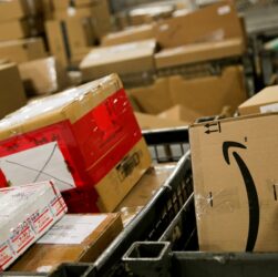 Новини світу - Десятки країн зупинили поштові відправлення у США через мита Трампа