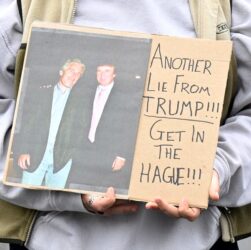 Новини світу - ФБР приховало ім'я Трампа у файлах Епштейна - ЗМІ