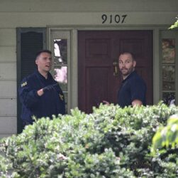 Новини світу - ФБР провело обшук в будинку екс-радника і критика Трампа