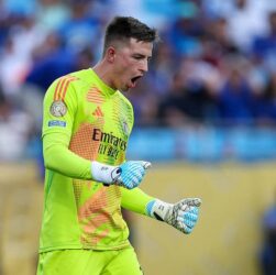 Новини спорту - Футболіст збірної України продемонстрував подарунок від Усика