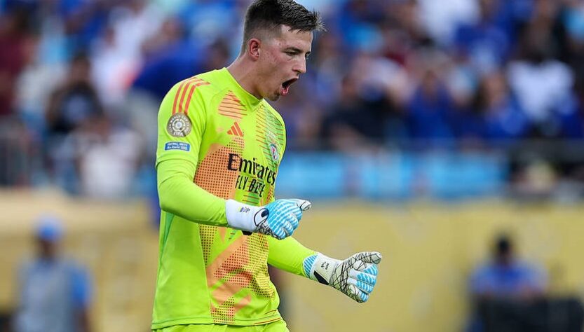 Новини спорту - Футболіст збірної України продемонстрував подарунок від Усика