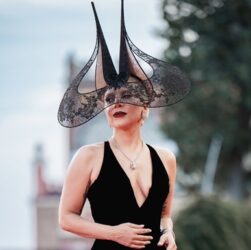 Новини культури - Леді Гага розплакалася на сцені у Нью-Йорку, згадавши слова нареченого