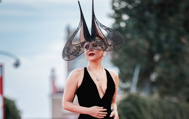 Новини культури - Леді Гага розплакалася на сцені у Нью-Йорку, згадавши слова нареченого