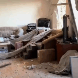 Новини Києва - Момент прильоту по оселі у Києві потрапив на відео